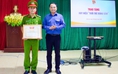 Trao huy hiệu 'Tuổi trẻ dũng cảm' cho đại úy công an cứu trẻ đuối nước