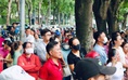 Chuyện cảm động về những cha mẹ vượt trăm cây số đồng hành cùng con mùa thi