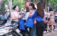 Không chỉ tiếp sức thí sinh, tình nguyện viên còn làm điều đặc biệt ngoài cổng trường