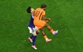 Depay gây phẫn nộ vì đánh vào mặt cầu thủ Nhật Bản, video lộ chứng cứ ‘rành rành’: VAR bị réo tên