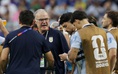 Cầu thủ Uruguay phản ứng dữ dội HLV Bielsa trước trận quyết đấu Tây Ban Nha