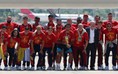 Nhà vô địch Tây Ban Nha về nước như người hùng: Hoàng gia chiêu đãi, uống rượu vang đắt đỏ