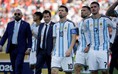 Messi và đồng đội Argentina buồn bã ra về, không một ai muốn nói chuyện, HLV Scaloni ‘tôi đau thấu tim’