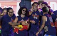 Thực hư chuyện cầu thủ Tây Ban Nha đựng cúp vàng World Cup trong túi ni lông