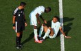 Pháp nín thở khi Mbappe tập tễnh rời sân: 'Không sao, tôi ổn'