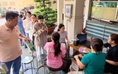 Hôm nay thứ bảy, phụ huynh lại rồng rắn xếp hàng mua sách giáo khoa