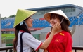 Chị em điều dưỡng sinh đôi trao nhắn nhủ dễ thương đến tiền đạo U.23 Việt Nam Thanh Nhàn