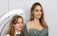 Con gái út Angelina Jolie và Brad Pitt tự mưu sinh, bán tranh tại hội chợ