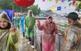 Người người đội mưa trẩy hội chùa Hương Tích