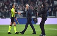 HLV Mourinho khiêu khích fan Juve trong ngày trọng tài gây tranh cãi