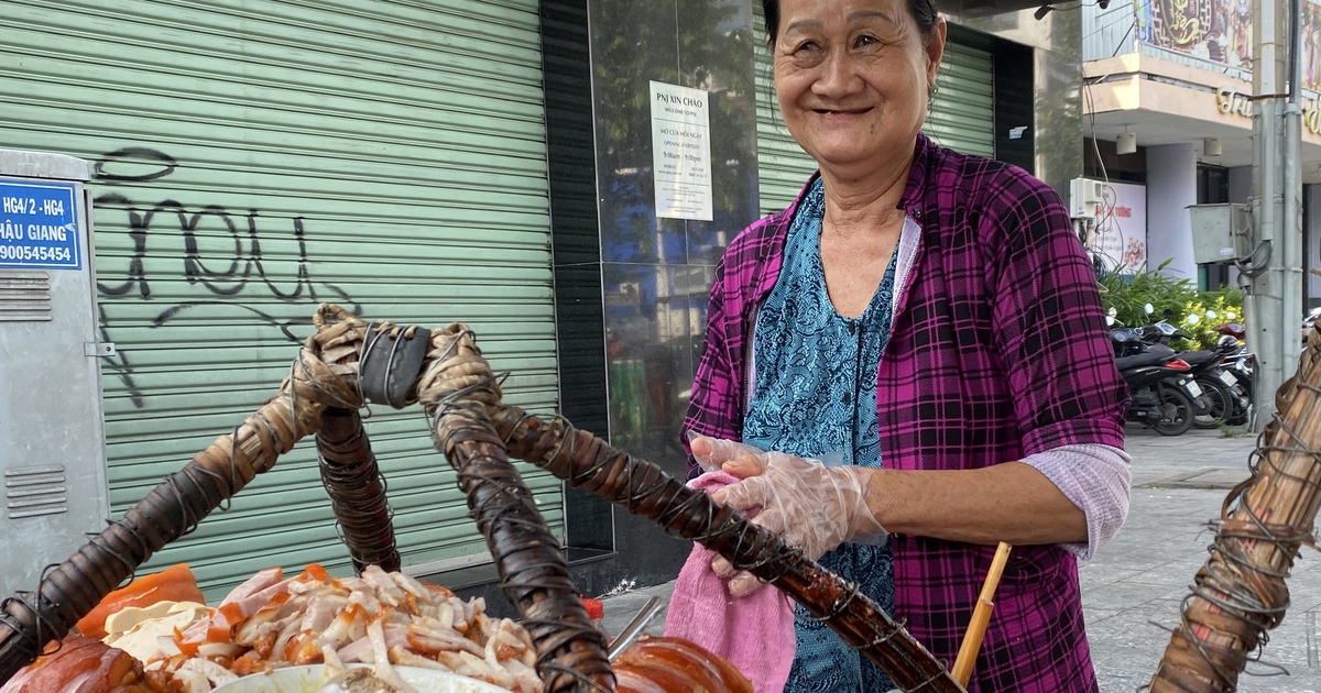 Gánh bánh mì hơn nửa thế kỷ ở TP.HCM: '5.000 đồng cũng bán, ai khổ cho luôn'