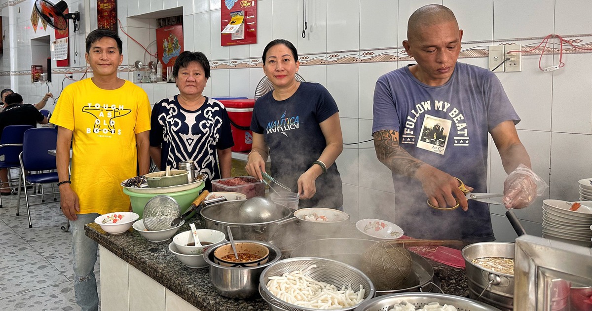 ‘Hủ tiếu nhà giàu' nửa thế kỷ ở TP.HCM, tô rẻ nhất 100.000 đồng: Khách mê vì độc lạ