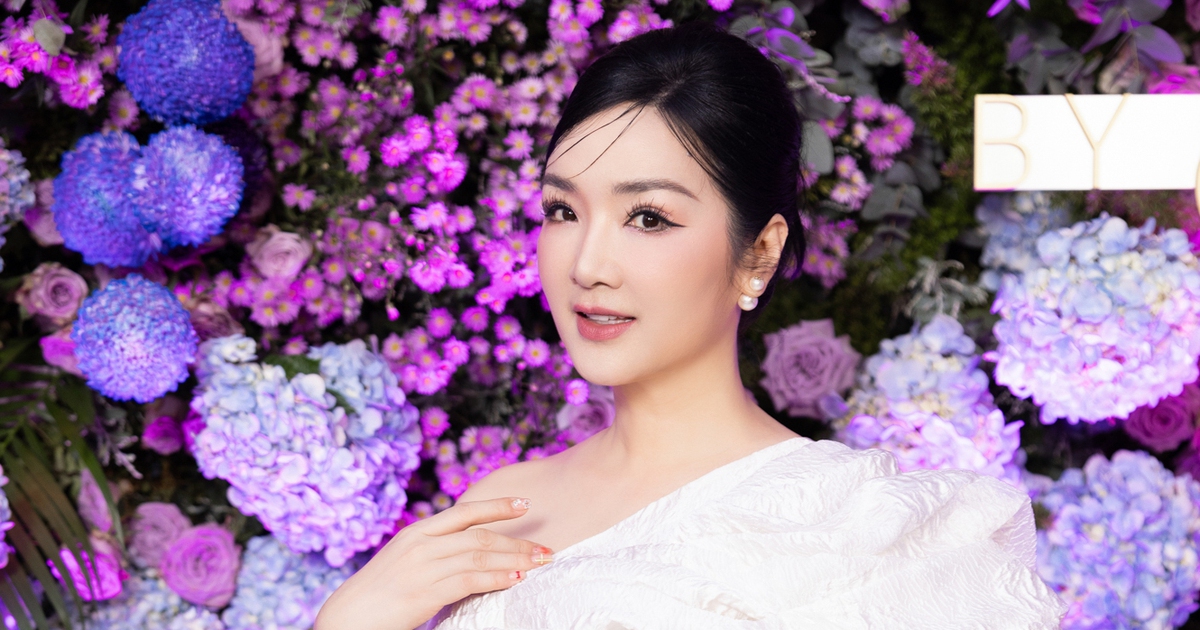 Hoa hậu Giáng My trổ tài phiên dịch tiếng Nga trong sự kiện