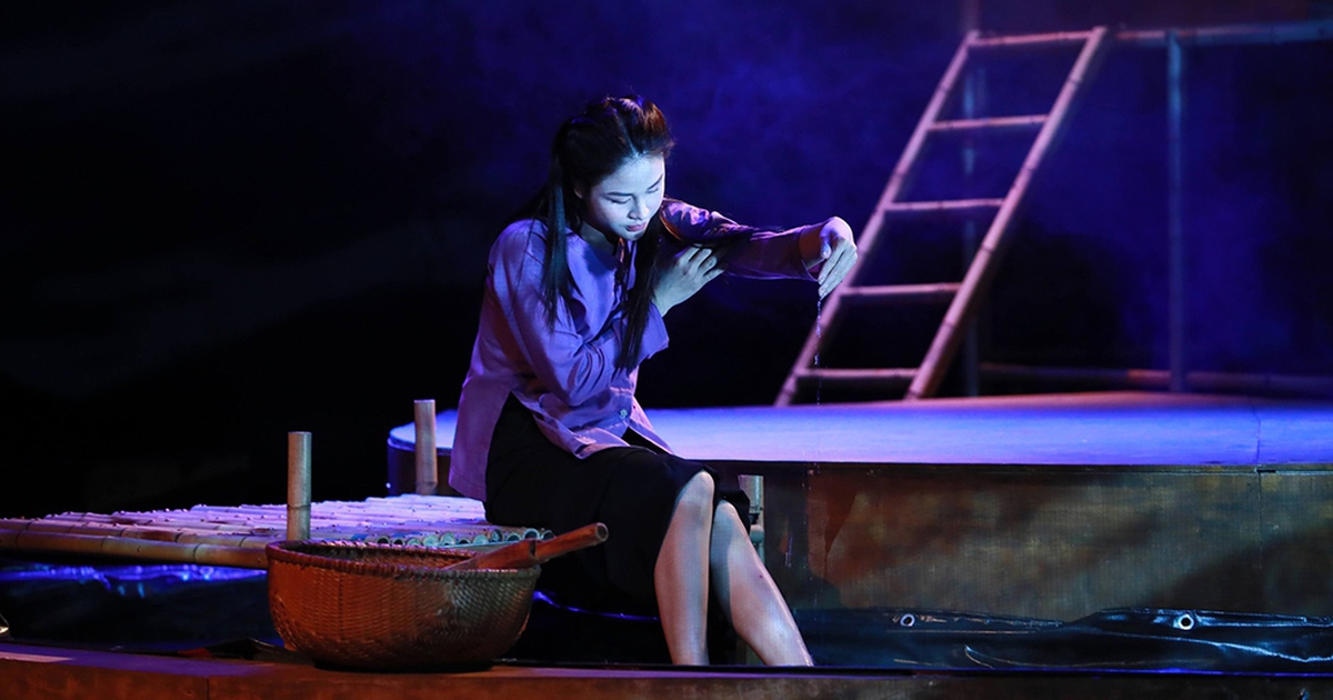 Mang bể nước 500 lít lên sân khấu trong Bến nước thời gian