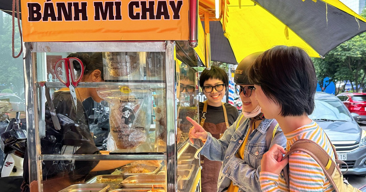 Bánh mì chay có 'sườn khìa' lạ miệng: Chị chủ xinh đẹp kiêm thợ trang điểm