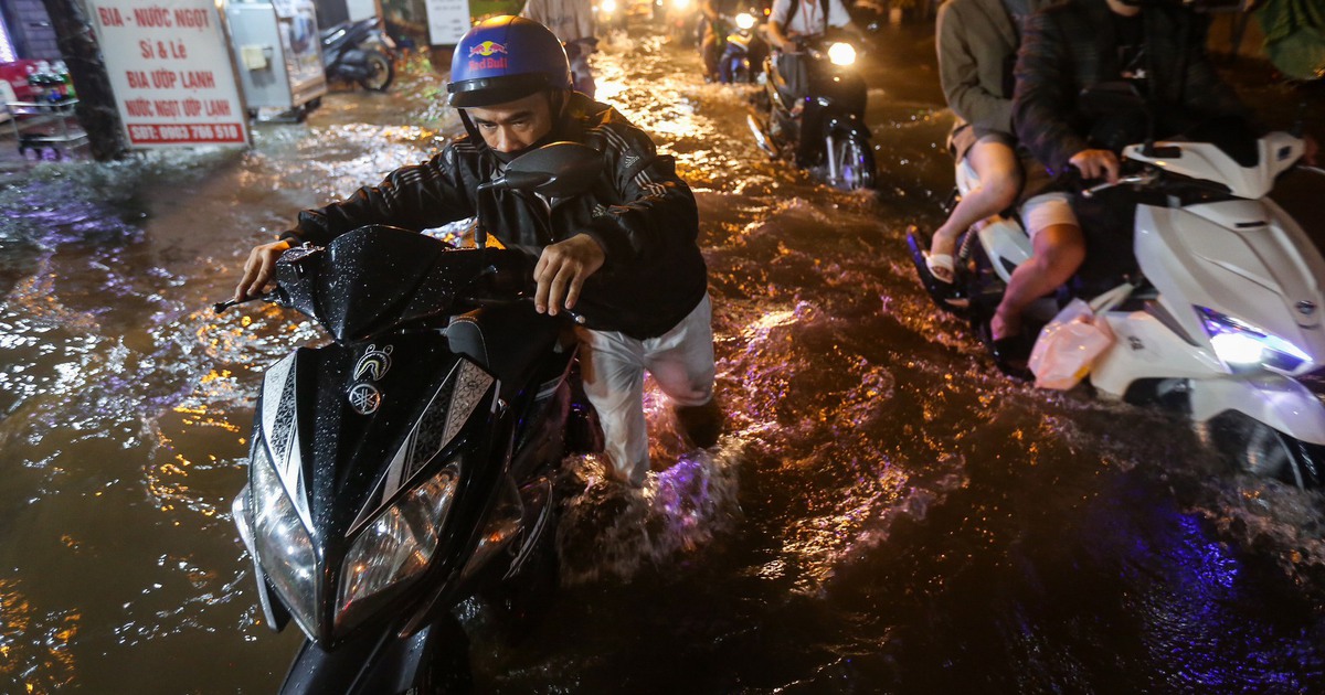 Triều cường gây ngập ở TP.HCM: Người dân bất lực nhìn nước lên, ào ạt chảy vào nhà