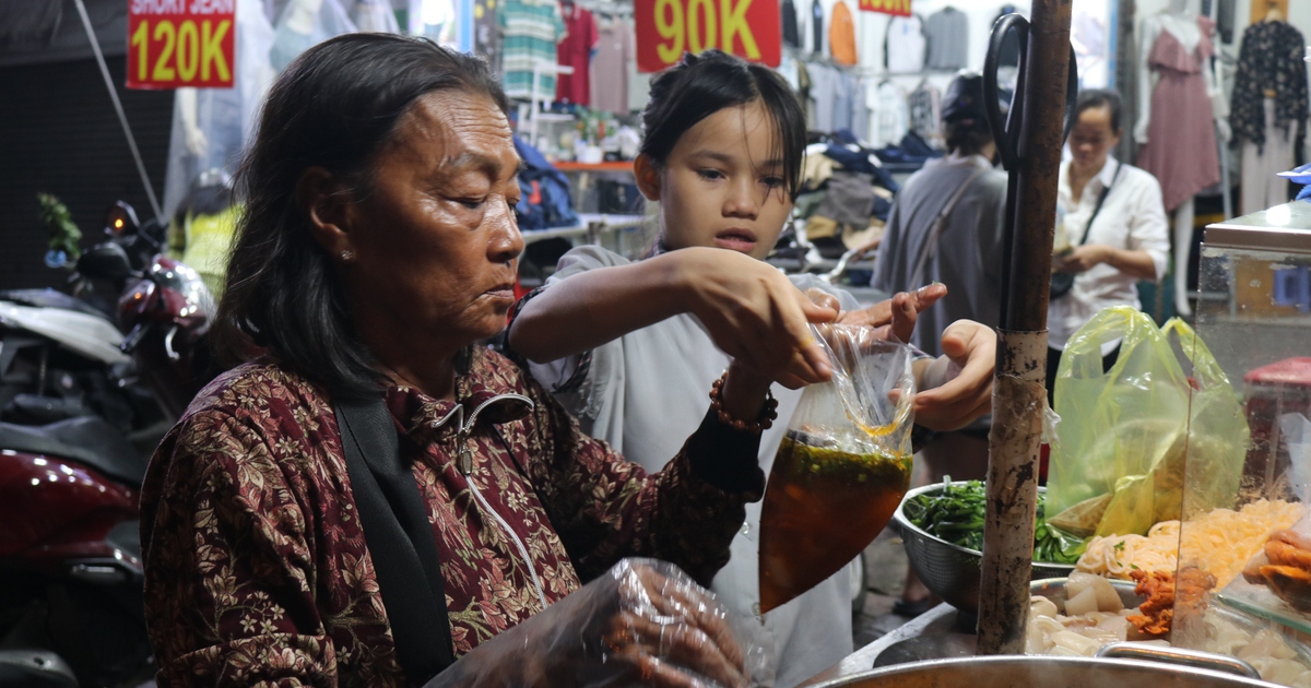 Gánh bún riêu của người bà tần tảo nuôi 3 cháu: 'Ai khó mình thêm thịt chả'