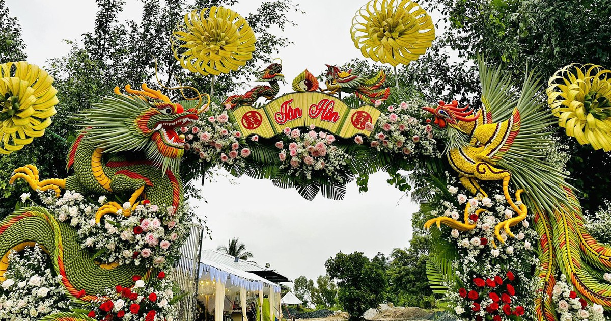 Đẹp ngỡ ngàng với cổng cưới rồng phụng từ ớt, đậu bắp, hoa tươi...