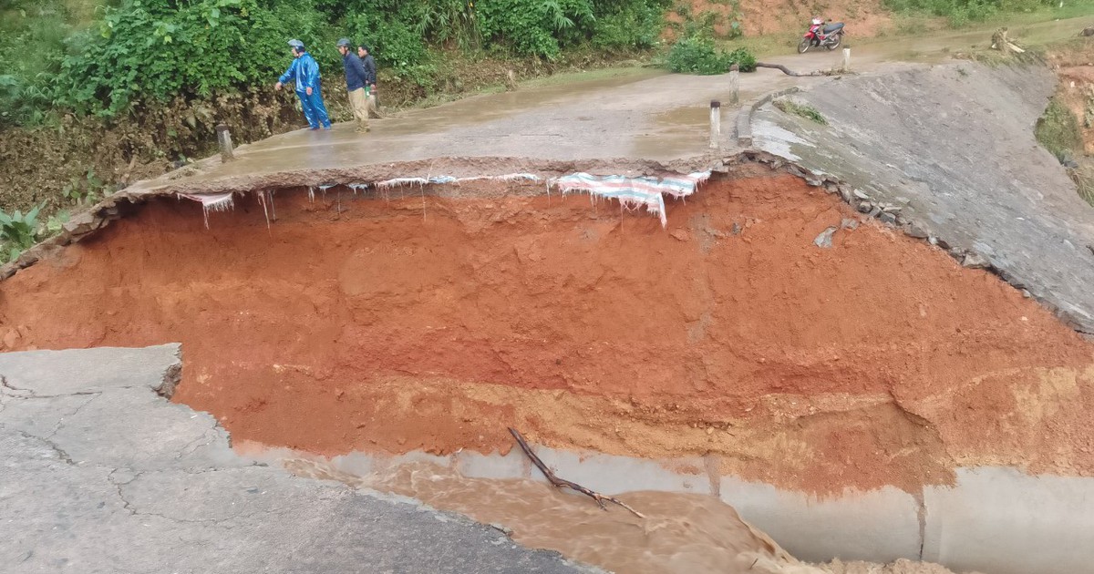 Quảng Trị: Sạt lở nghiêm trọng trên tuyến đường biên giới, chia cắt 70 hộ dân