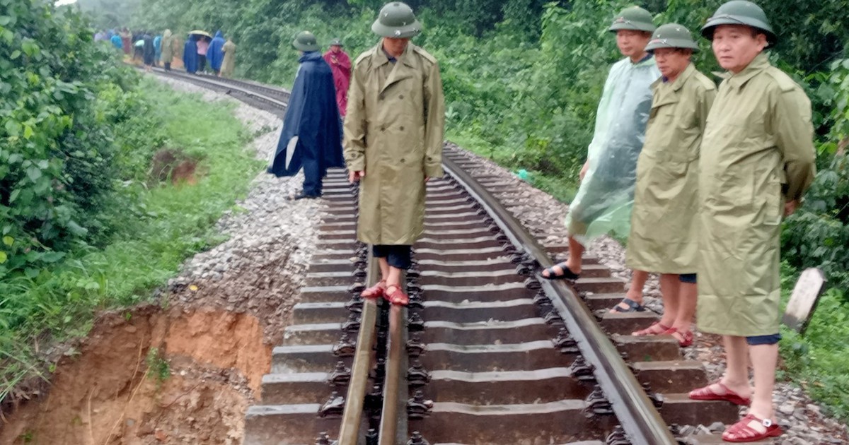 Đường sắt Bắc - Nam qua Hà Tĩnh bị sạt lở nghiêm trọng