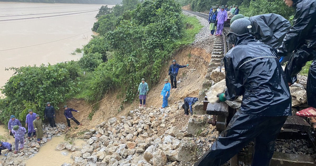 Đường sắt Bắc - Nam thông tuyến sau 2 ngày bị gián đoạn do sạt lở