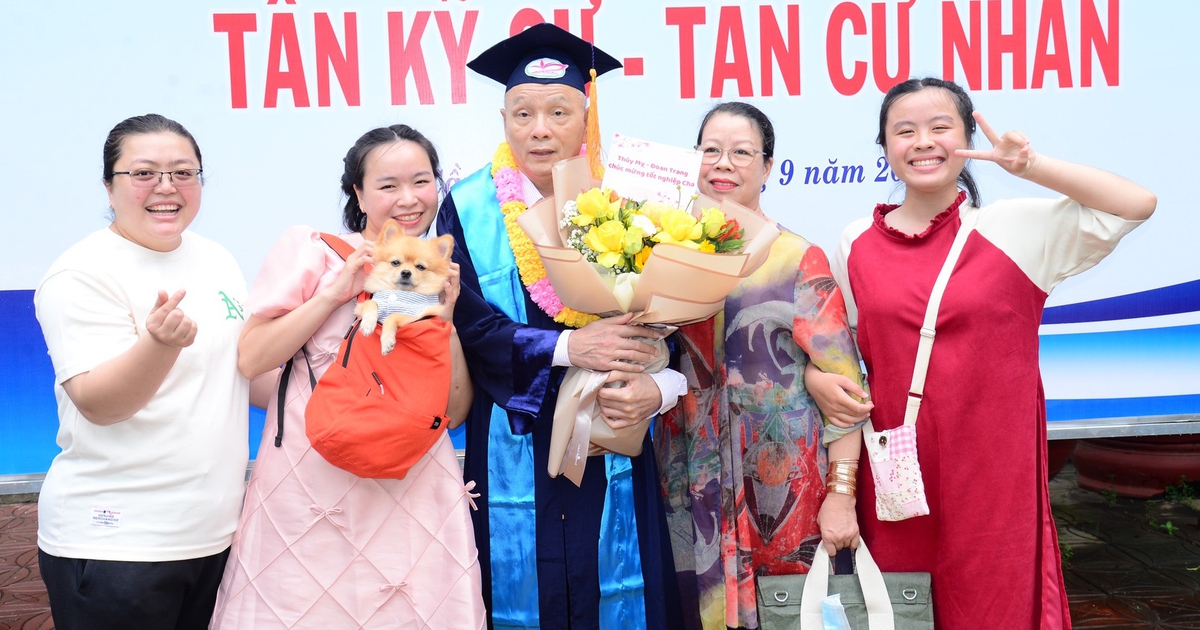 Nhận bằng dược ở tuổi 60, người đàn ông miền Tây được dân mạng ngưỡng mộ