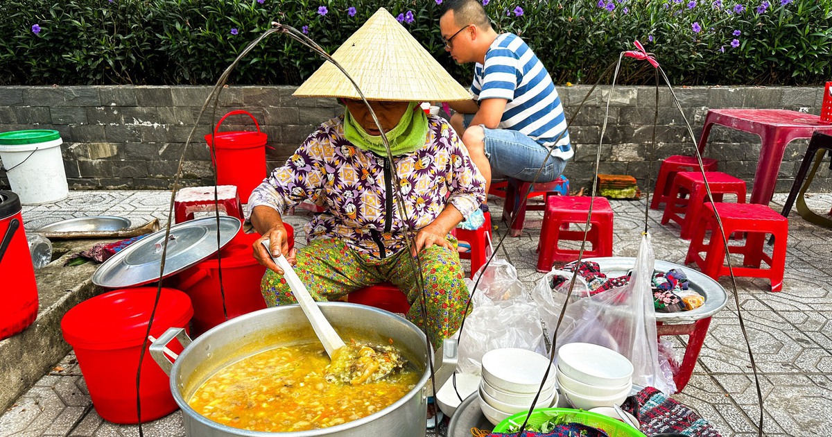 Gánh cháo bò hơn 20 năm ở vỉa hè: Đến trễ khách vẫn vui vẻ ăn... cháo không