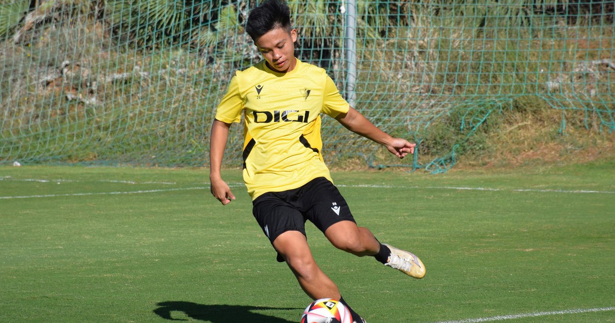 Tiền vệ CLB TP.HCM được HLV đội bóng Tây Ban Nha khen ngợi