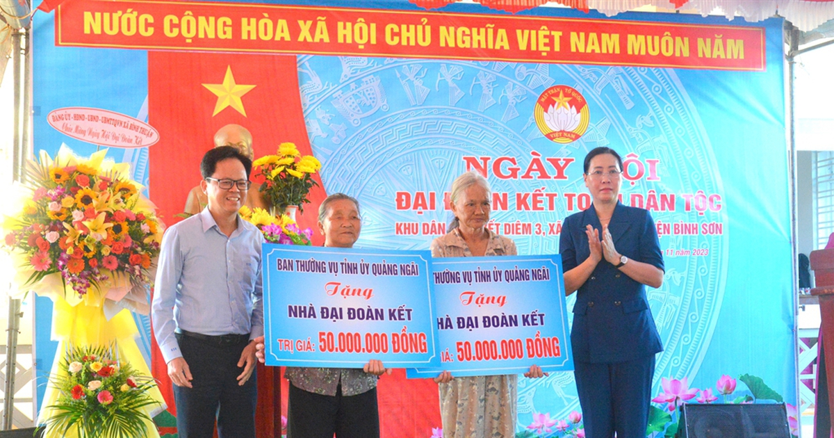 Công ty CP lọc hóa dầu Bình Sơn (BSR) tặng nhà và quà cho hộ nghèo