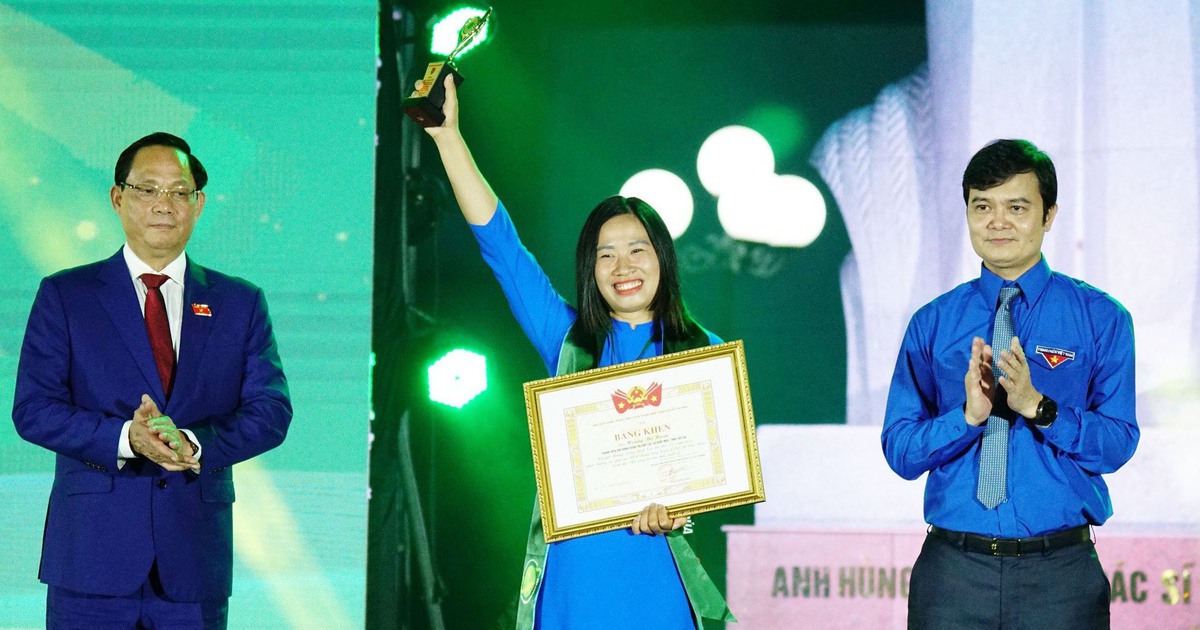 Các thanh niên nhận Giải thưởng Lương Định Của là tấm gương về tinh thần cần cù