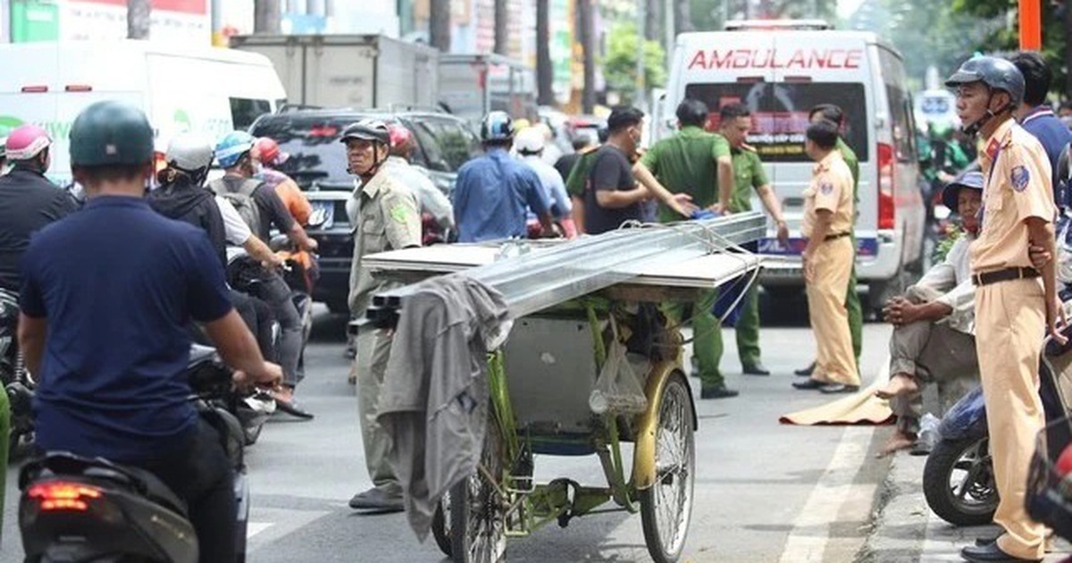 Quá bất an với xe thô sơ chở hàng cồng kềnh