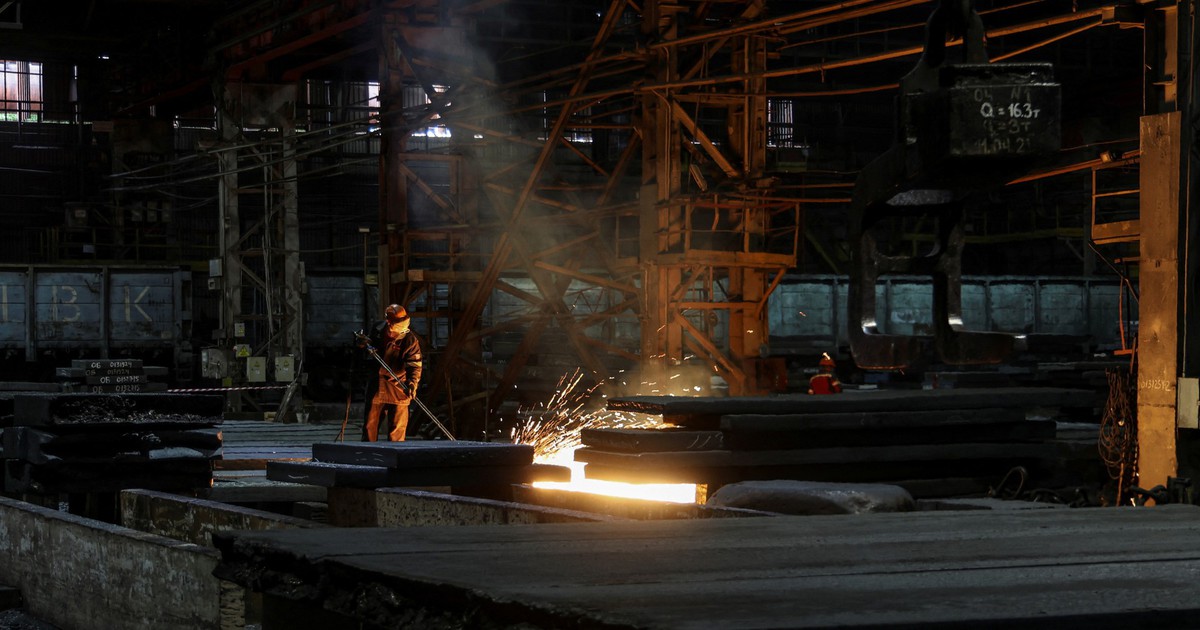 Xung đột bóp nghẹt ngành thép hùng mạnh một thời của Ukraine