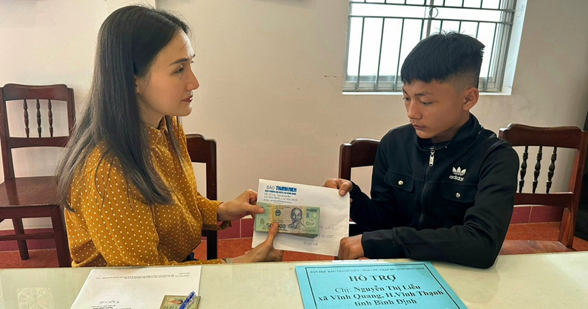 Trao tiền bạn đọc hỗ trợ 2 trường hợp khó khăn ở Bình Định