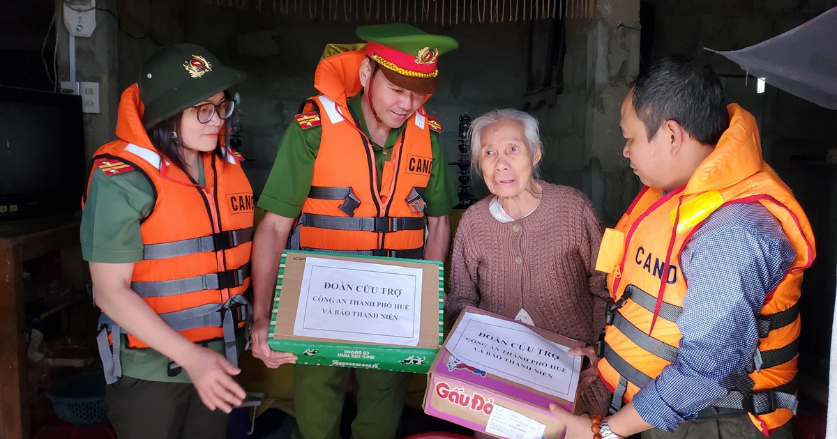 Báo Thanh Niên khẩn cấp đến với người dân vùng lũ Thừa Thiên - Huế