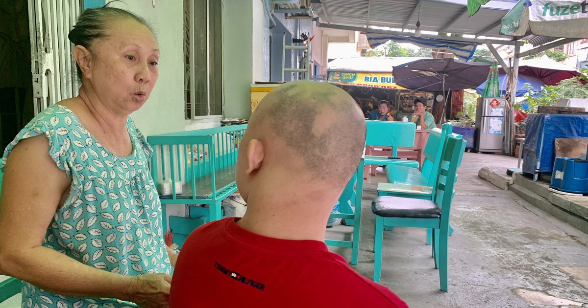 Dì nuôi cháu hội chứng Down 31 năm: 'Thương như con ruột, không nỡ xa một ngày'