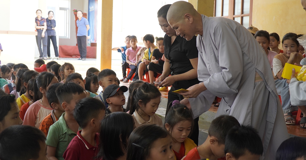 Cứu trợ người dân vùng lũ Hà Tĩnh và Quảng Trị