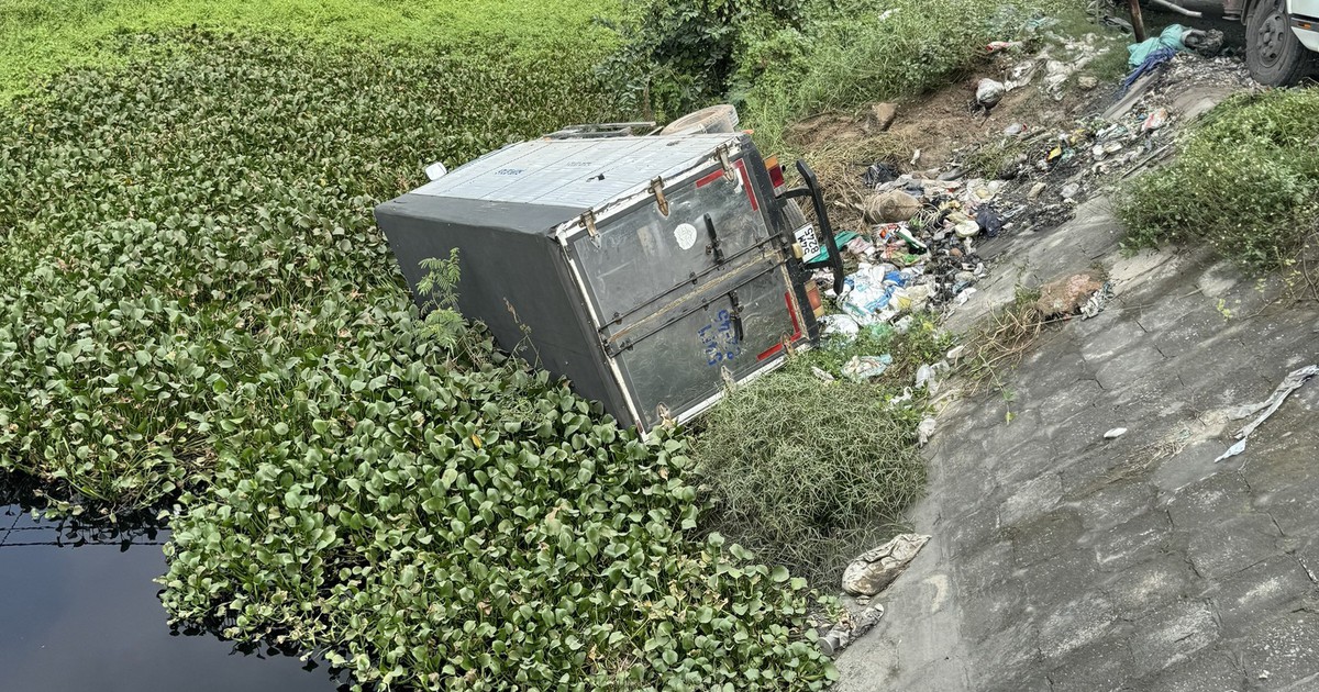 Giải cứu nữ tài xế trong xe tải bị lật xuống kênh nước