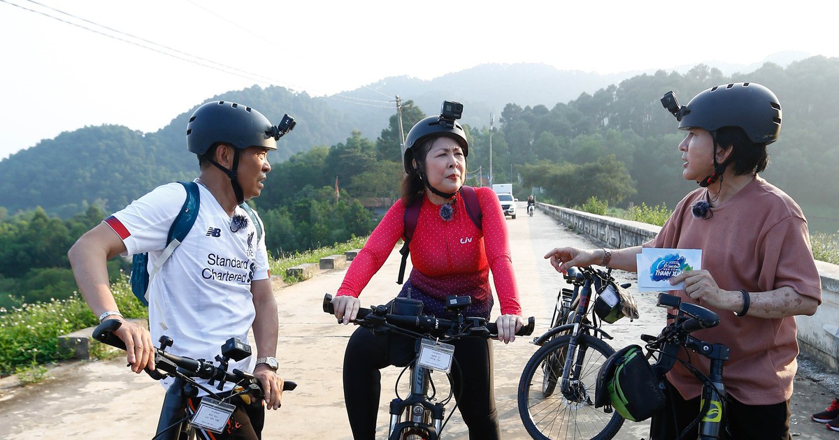 NSND Hồng Vân trổ tài đạp xe, cắm trại trong rừng