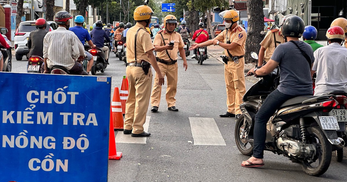 Nhiều người bất ngờ khi CSGT TP.HCM kiểm tra nồng độ cồn vào ban ngày