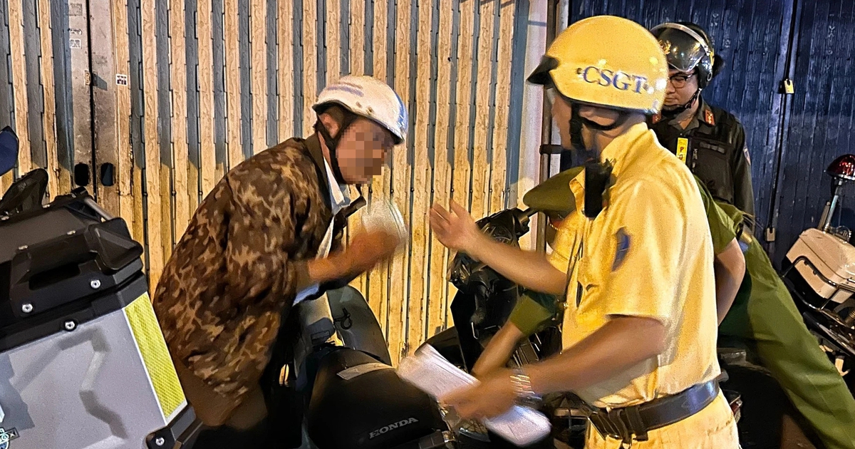 Bị CSGT TP.HCM phạt nồng độ cồn, người đàn ông khóc 'tiền phạt hơn cả tháng lương'