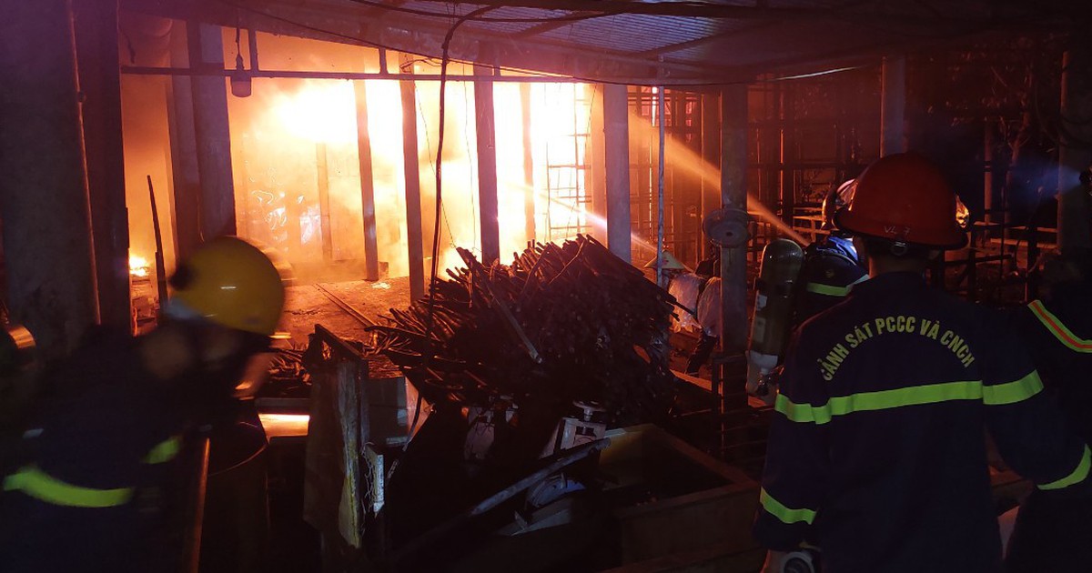 Cháy lớn ở một nhà máy tại Quảng Trị