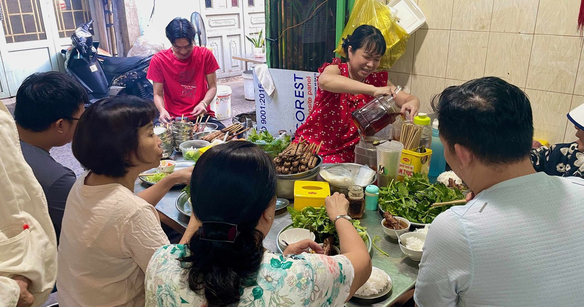 Quán bún chả 3 đời núp hẻm TP.HCM: Khách ngồi quanh bếp than, thân tình trò chuyện