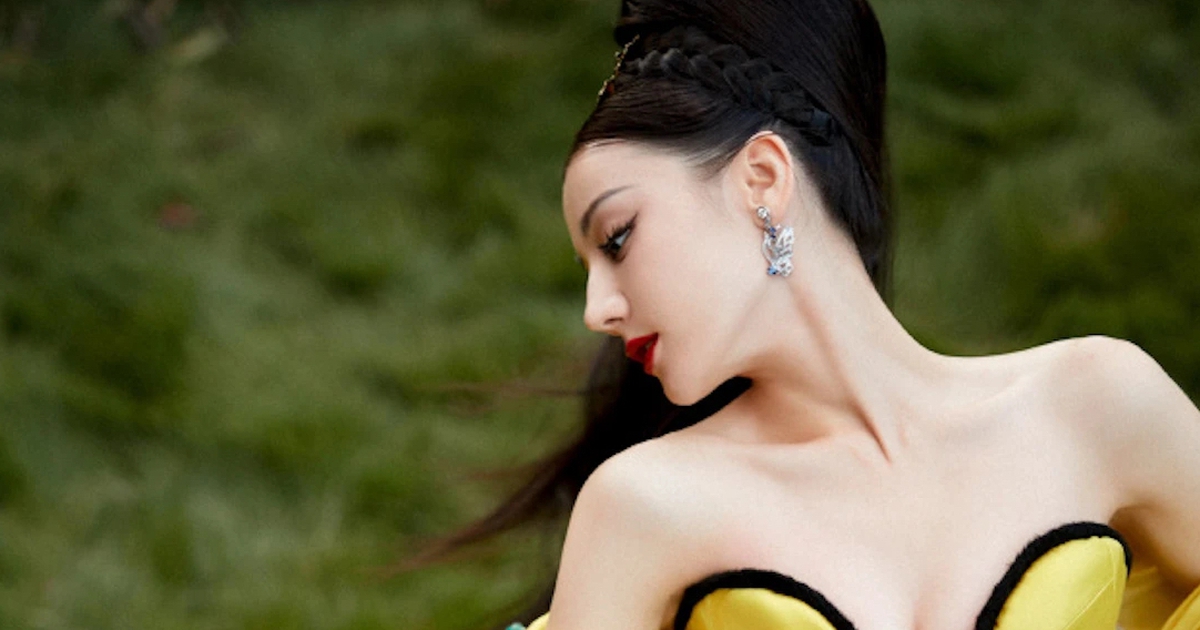 Thời trang thảm đỏ của Địch Lệ Nhiệt Ba gây tranh cãi