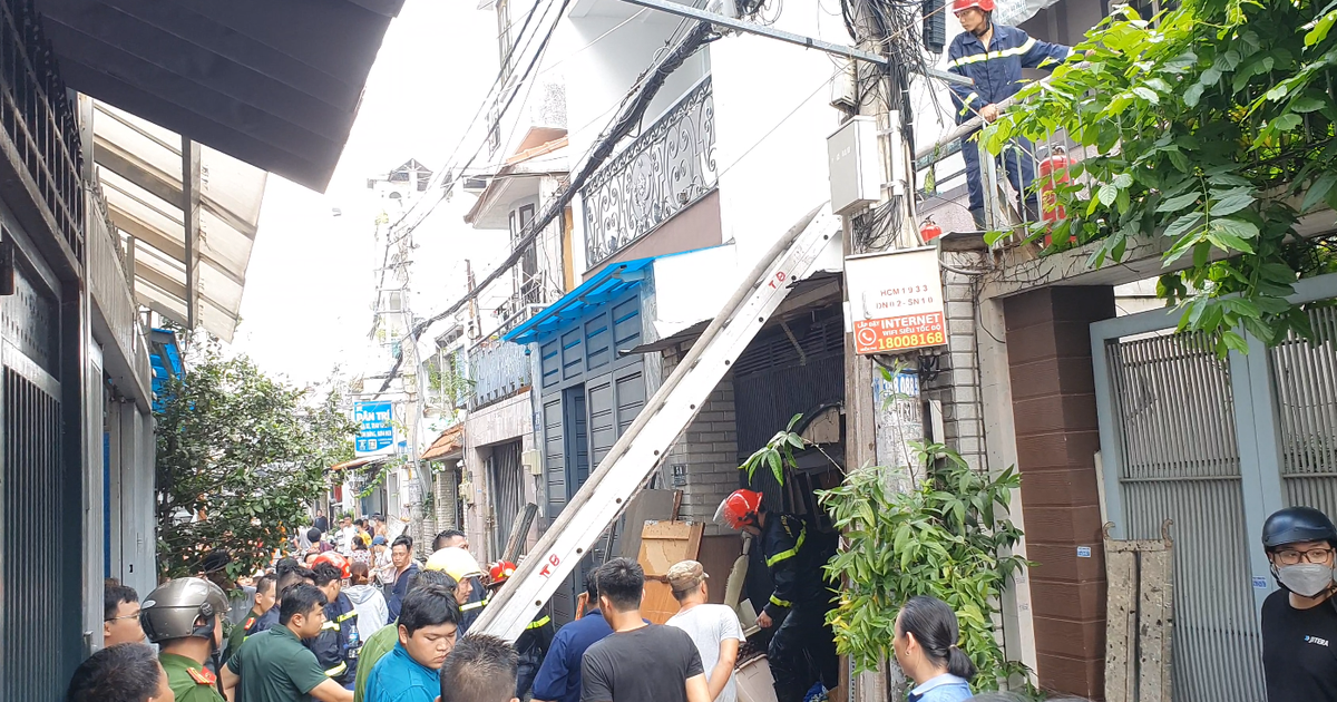 Cháy nhà gây náo loạn khu dân cư