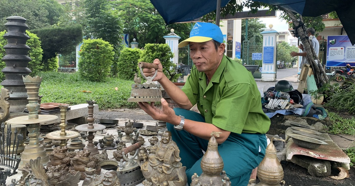 Gian hàng đồ cổ lề đường giữa phố Tuy Hòa