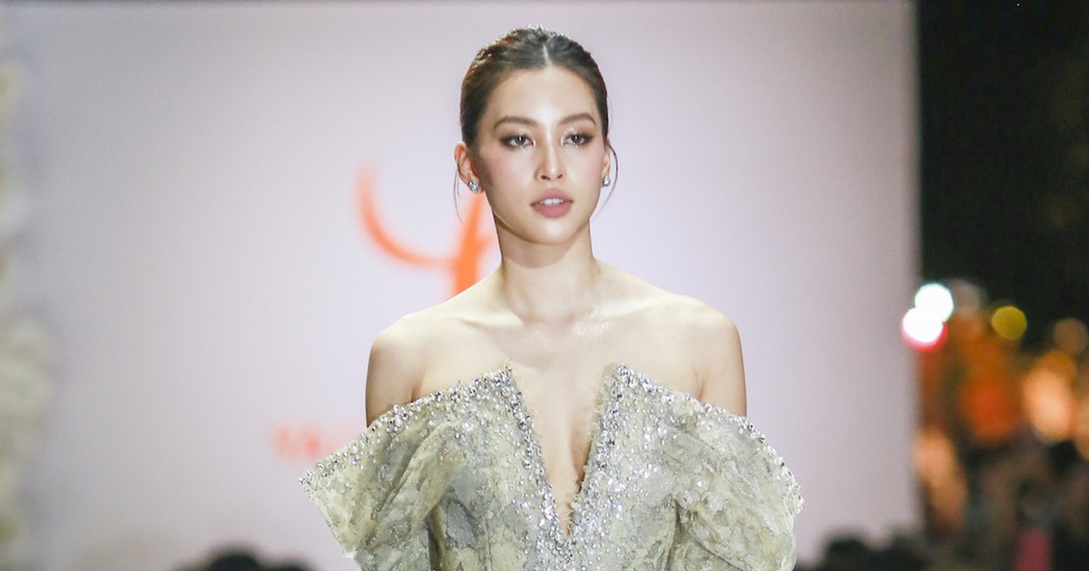 Hoa hậu Tiểu Vy diễn vedette quyến rũ tại quê nhà Hội An