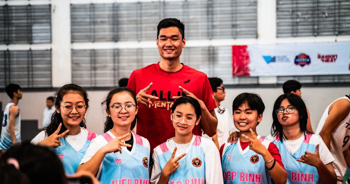 Cầu thủ bóng rổ cao nhất Việt Nam với món quà đặc biệt tặng fan nhí