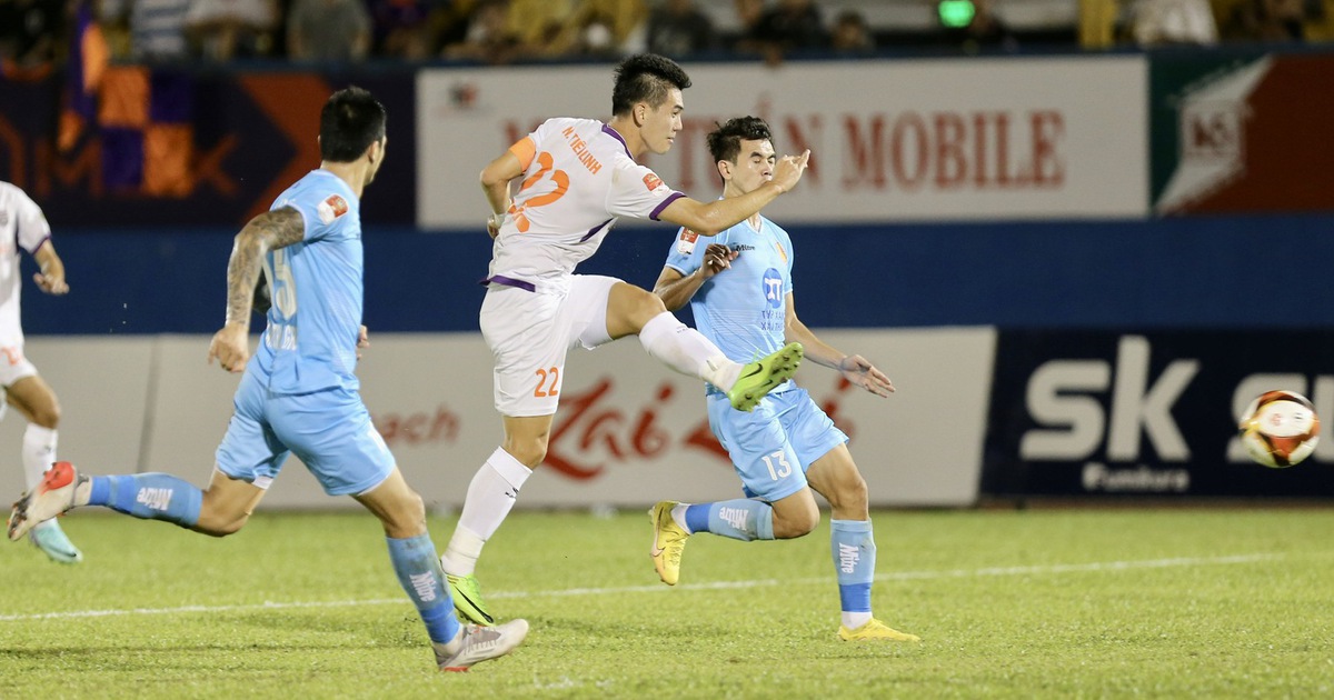 Tiến Linh chơi cực hay, HLV Huỳnh Đức cùng đội Bình Dương ngược dòng lên đỉnh bảng