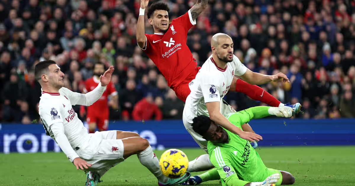 Hoàn toàn lép vế, M.U vẫn may mắn cầm hòa Liverpool, HLV Ten Hag tươi như hoa