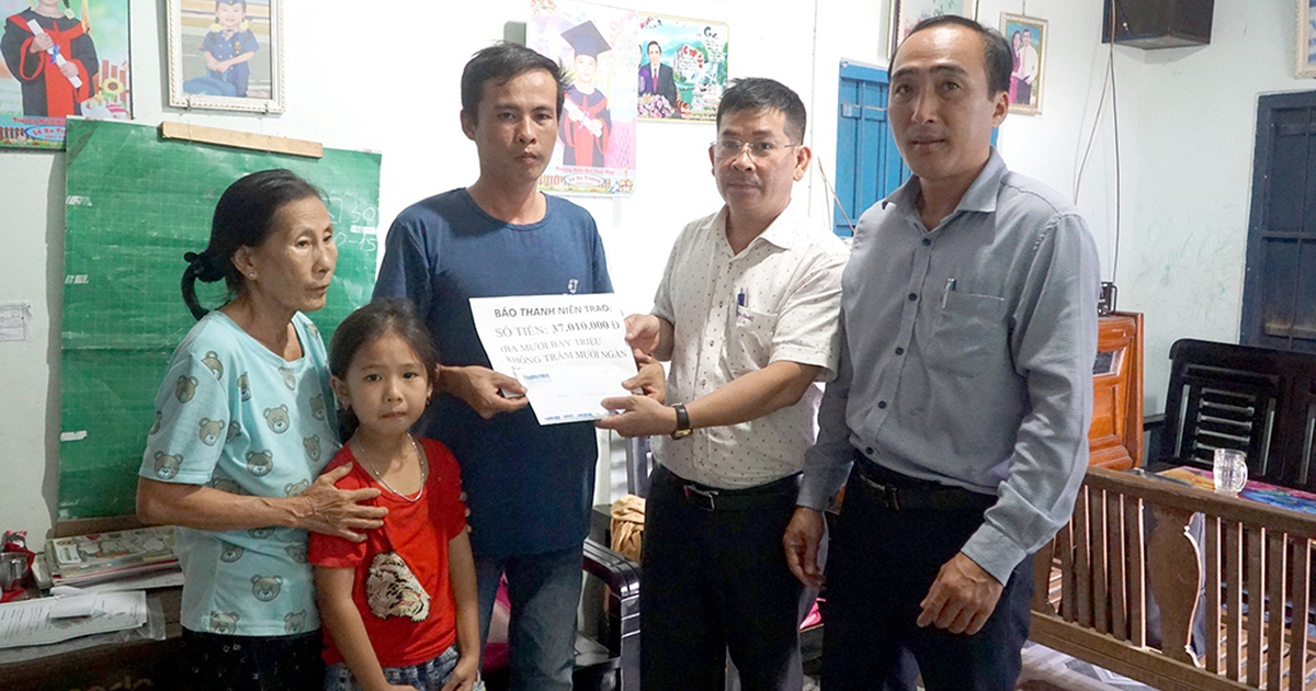 Trao tiền bạn đọc giúp các hoàn cảnh thương tâm